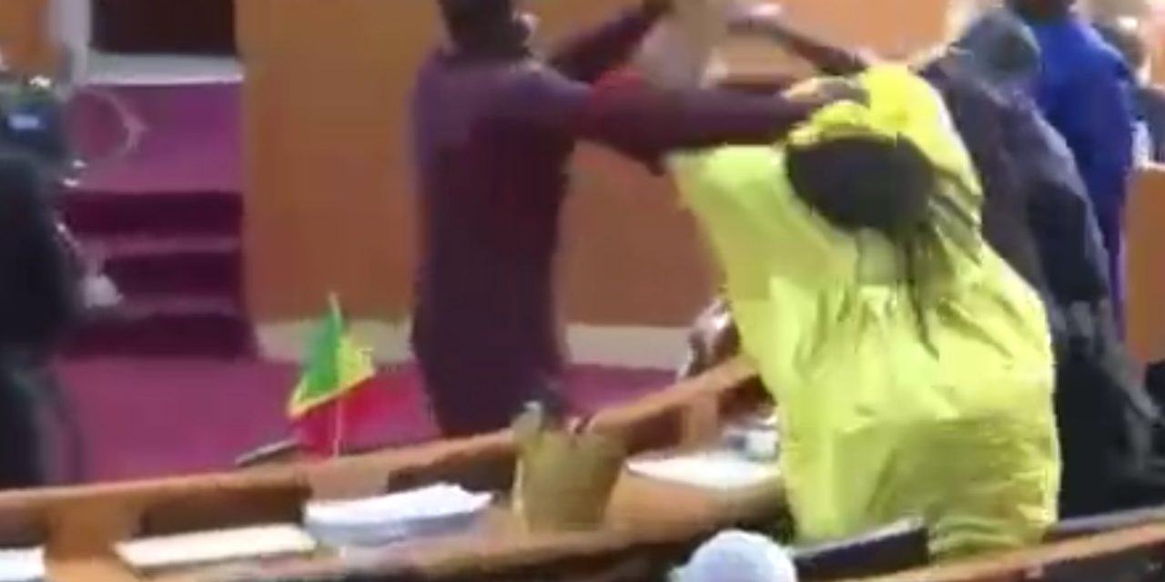 VIDEO - BAGARRE A L'ASSEMBLEE  - Le député Massata Samb gifle Amy Ndiaye de Benno