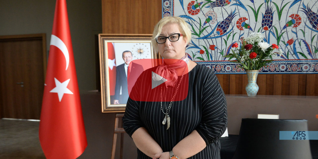 EN COULISSES - L'ambassadrice de Turquie, émue aux larmes, apprécie