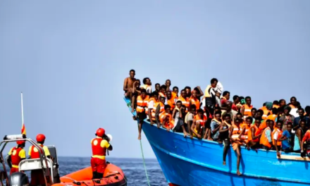 EN COULISSES - huit migrants morts trouvés à bord d'une embarcation en Italie