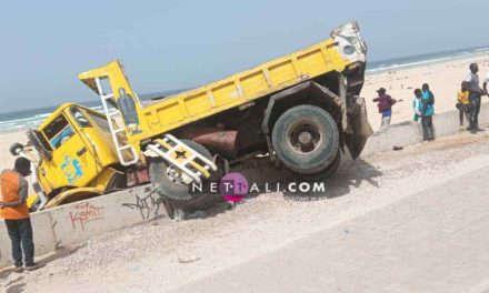 EN COULISSES - Le camion écrase un jeune homme (En images)