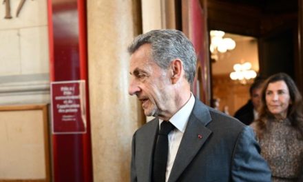 EN COULISSES - Sarkozy dénonce le "combat politique" de "certains journalistes" (bis)