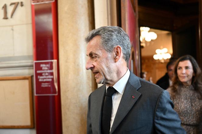 EN COULISSES - Sarkozy dénonce le "combat politique" de "certains journalistes" (bis)