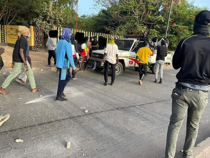 EN COULISSES - Manifs à Ziguinchor