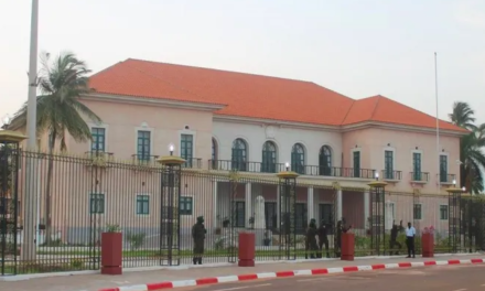 EN COULISSES - Un pan du palais s'affaisse à Bissau