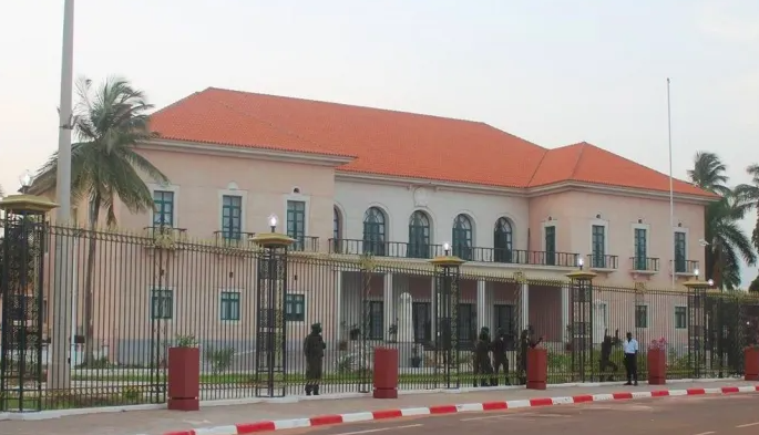 EN COULISSES - Un pan du palais s'affaisse à Bissau