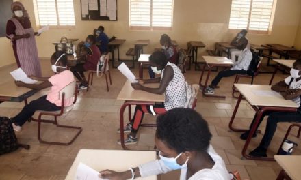 EDUCATION - Le ministre ordonne la reprise des cours