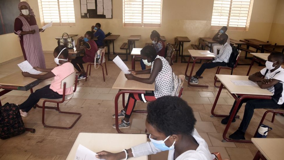 EDUCATION - Le ministre ordonne la reprise des cours