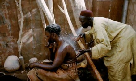 EN COULISSES - Un bain rituel coûte la vie à deux filles