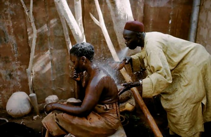 EN COULISSES - Un bain rituel coûte la vie à deux filles