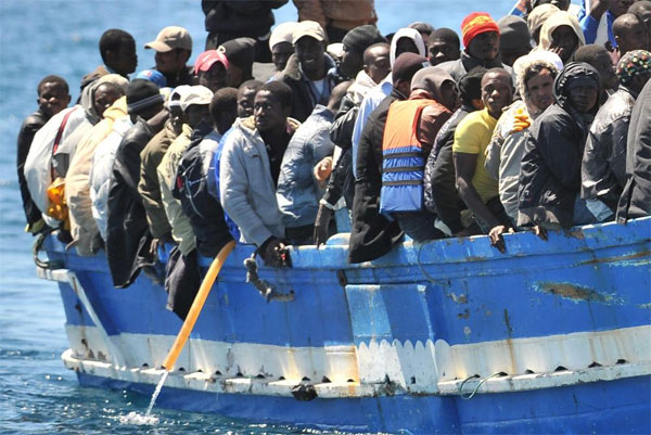 BASE NAVALE DE DAKAR - Antoine Diome accueille 150 migrants secourus par la Marine nationale