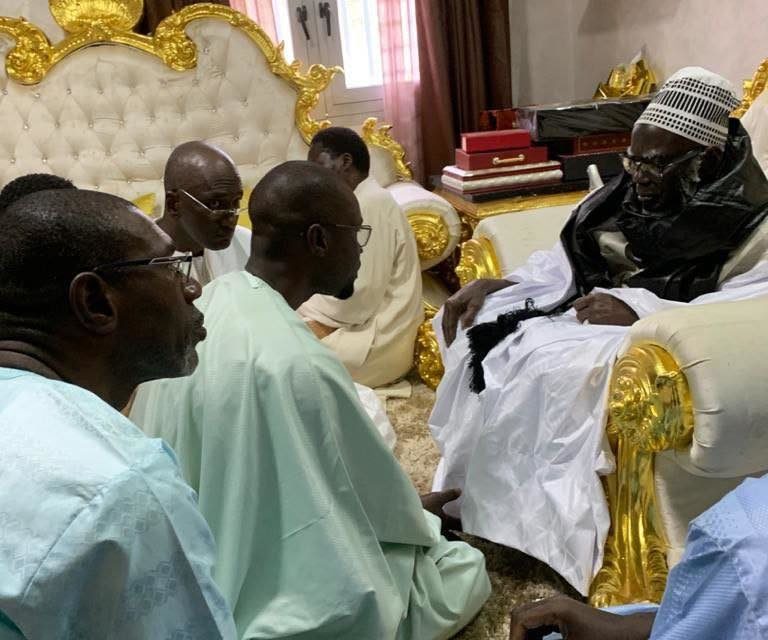 YEWWI ASKAN WI A TOUBA - Serigne Mountakha envoie des dattes à Sonko