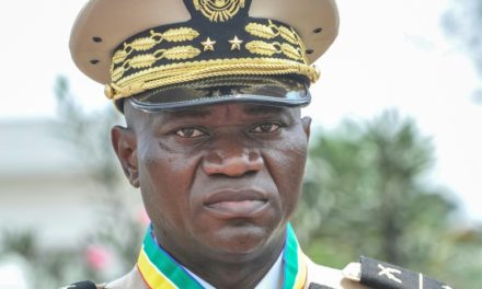 EN COULISSES - Le général Nguéma prête serment, lundi.