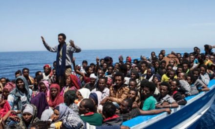 EN COULISSES -  99 migrants arrivent en Espagne