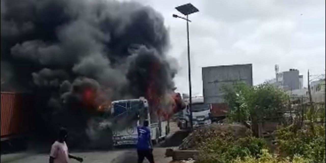 ATTAQUE AU COCKTAIL MOLOTOV D’UN BUS TATA – 4 personnes arrêtées par la Section de recherches