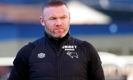 BIRMINGHAM - Wayne Rooney prend les commandes