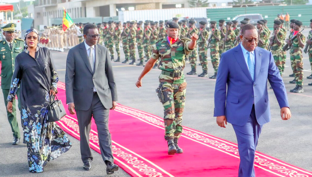 VOYAGE - Macky s'envole pour Paris et l'Arabie Saoudite