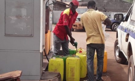 EN COULISSES - La vente de carburant en détail interdite