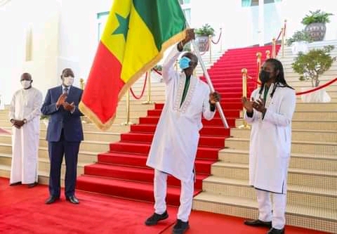 REMISE DU DRAPEAU NATIONAL - Les Lions au Palais ce mardi