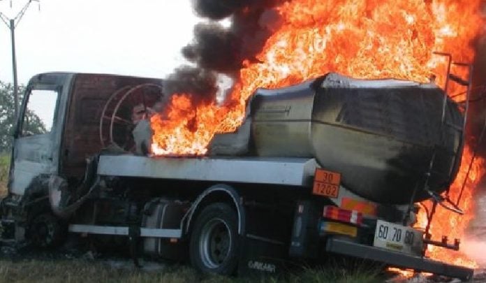 KÉDOUGOU - Un camion-citerne malien dérape et prend feu, aucun survivant