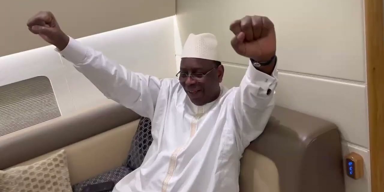 NETTALI TV - Sénégal vs Cameroun - Macky manifeste sa joie et salue la "performance exceptionnelle des Lions"