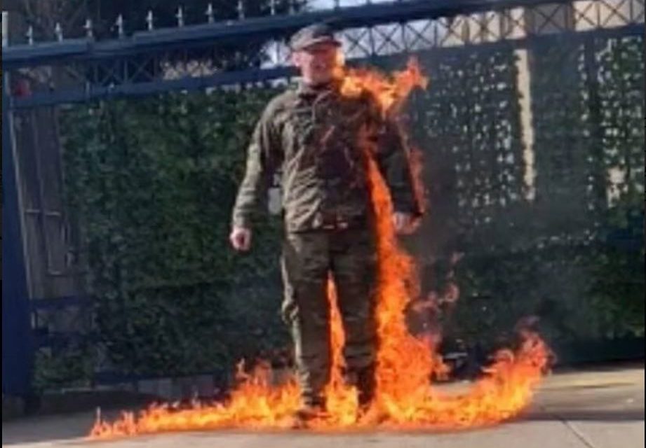 CONTRE LE GÉNOCIDE À GAZA - Un soldat américain s’immole par le feu devant l’ambassade d’Israël à Washington