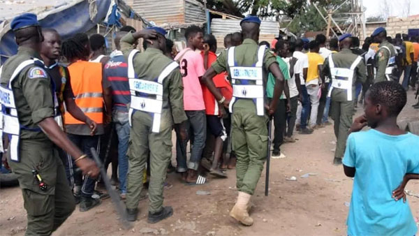 EN COULISSES - La Gendarmerie nettoie Dakar