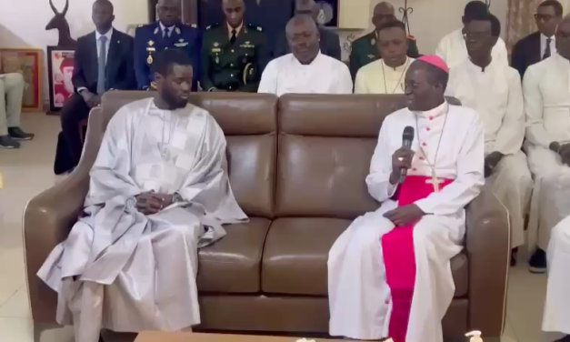 VISITES AUX CHEFS RELIGIEUX - Après la famille omarienne, le Président Diomaye chez Monseigneur Benjamin Ndiaye