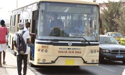 DAKAR DEM DIKK - Les travailleurs en mouvement d'humeur bloquent le trafic