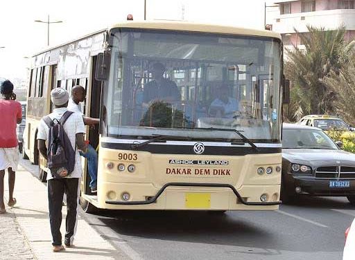 DAKAR DEM DIKK - Les travailleurs en mouvement d'humeur bloquent le trafic