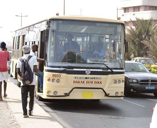 DAKAR DEM DIKK - Les travailleurs en mouvement d'humeur bloquent le trafic