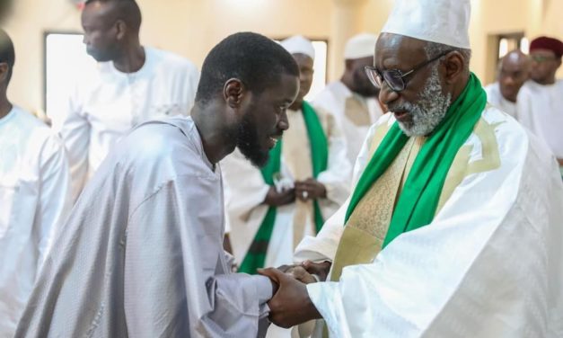 PRIÈRE DU VENDREDI - Bassirou Diomaye Faye à la grande mosquée omarienne