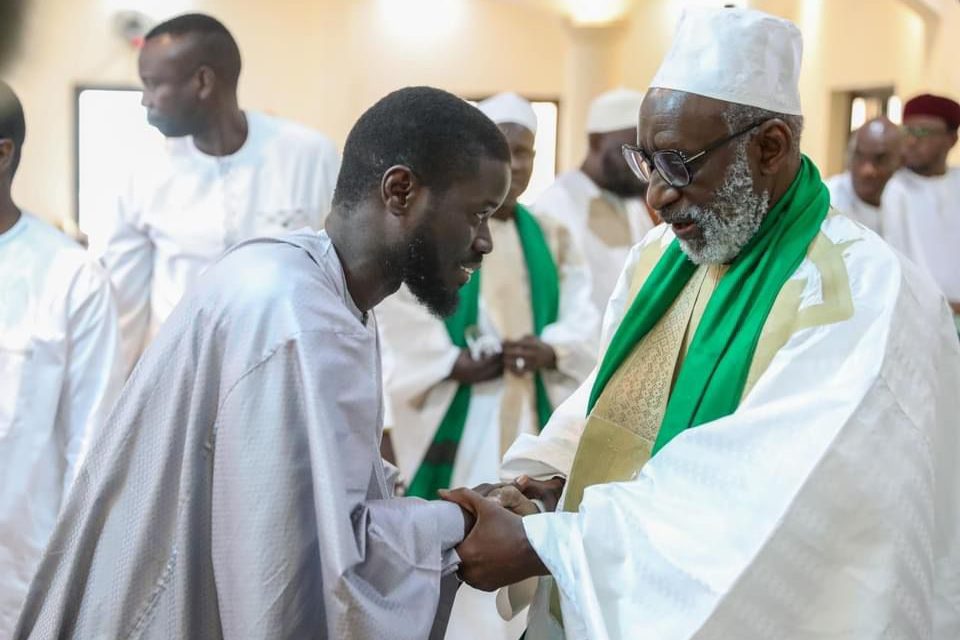 PRIÈRE DU VENDREDI - Bassirou Diomaye Faye à la grande mosquée omarienne