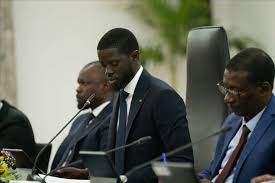 RENÉGOCIATION DES CONTRATS GAZIERS ET PÉTROLIERS, RISQUE DE TENSIONS BUDGÉTAIRES - Le gouvernement de Diomaye Faye marche sur une corde raide