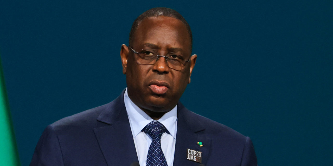 1000 MILLIARDS DANS SON COMPTE BANCAIRE - Macky porte plainte contre X