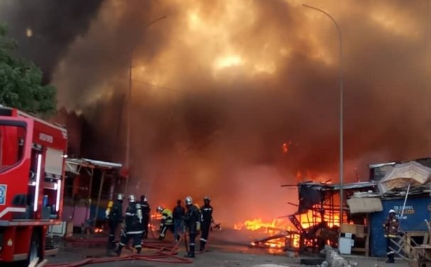 INCENDIE À SANDAGA - Un toit en feu s'écroule sur un pompier