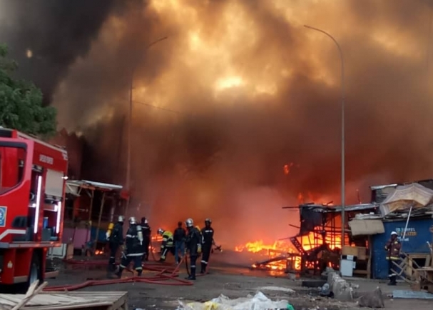 INCENDIE À SANDAGA - Un toit en feu s'écroule sur un pompier
