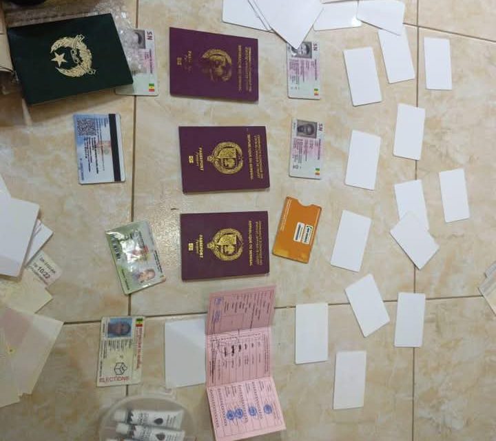 DÉMANTÈLEMENT D’UN ATELIER DE FAUX DOCUMENTS- De faux passeports et cartes d’identité saisis par la gendarmerie 