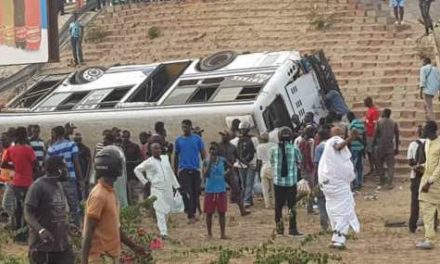 ACCIDENT DE LA ROUTE - Un bus Tata se renverse et fait un mort près de la Foire