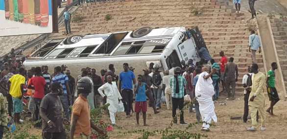 ACCIDENT DE LA ROUTE - Un bus Tata se renverse et fait un mort près de la Foire