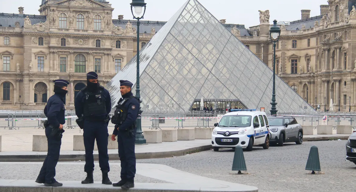 FRANCE - Braquage au musée du Louvre, des bijoux dérobés, les voleurs en fuite