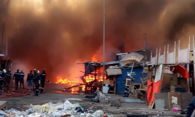 Un violent incendie ravage plusieurs cantines à Petersen