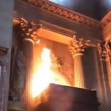 Paris : la cathédrale Notre-Dame en flammes