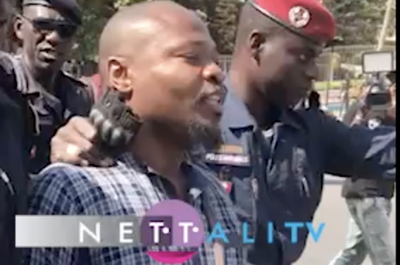 Vidéo - Guy Marius Sagna, embarqué par la police - vote de loi suppression poste PM