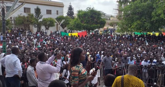 UCAD : la visite de Sadio Mané perturbée par des jets de pierres