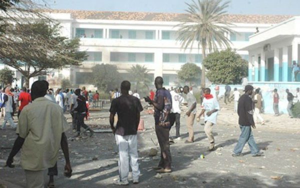 UCAD - Les étudiants encerclent les locaux du Coud