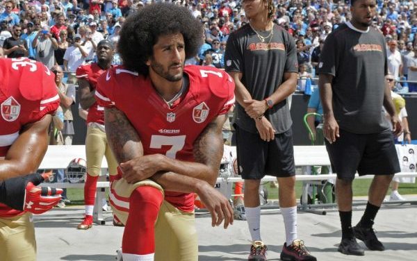 UN GENOU A TERRE POUR PROTESTER CONTRE LE RACISME -  Qu'est devenu Kaepernick ?