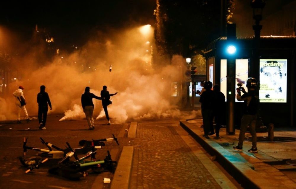 INCIDENTS A PARIS APRES LA DEFAITE DU PSG – Plus de 150 personnes en garde à vue, critiques à droite