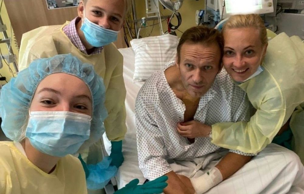 Navalny se réjouit de respirer sans assistance, un retour en Russie s'annonce