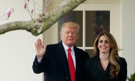 SOUPÇONNEE D'AVOIR TRANSMIS LE COVID A TRUMP - Qui est Hope Hicks ?