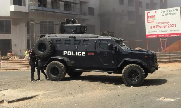 PHOTOS - FORTE MOBILISATION CHEZ OUSMANE SONKO -  La police disperse la foule